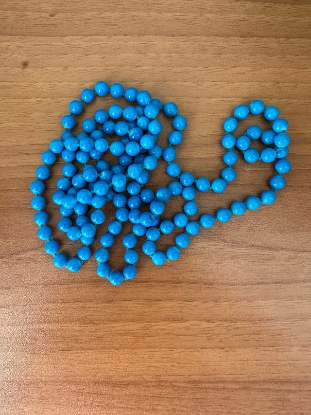 Collana lunga di perle azzurre