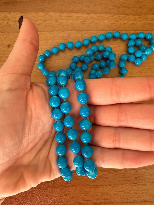 Collana lunga di perle azzurre