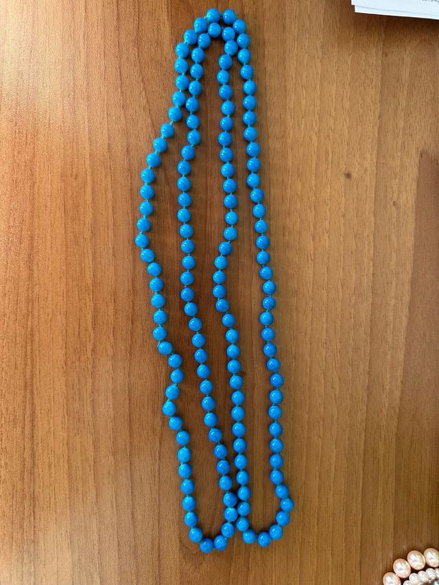 Collana lunga di perle azzurre