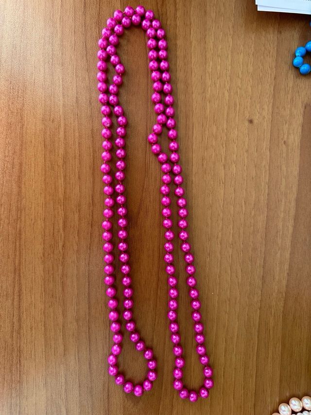 Collana lunga di perle fucsia