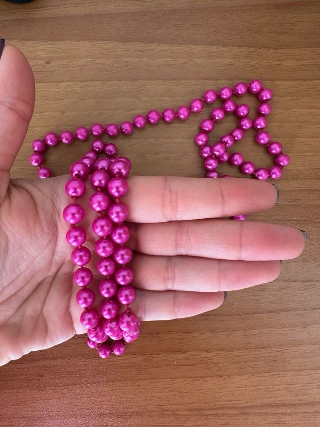 Collana lunga di perle fucsia