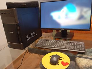 Torre Lenovo y pantalla Asus TUF GAMING VG24VQE