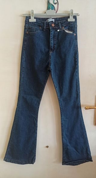 Pantalón vaquero acampanado