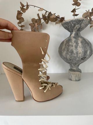 Zapatos tacón piel beige