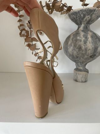 Zapatos tacón piel beige