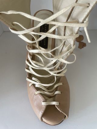 Zapatos tacón piel beige