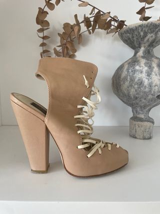 Zapatos tacón piel beige