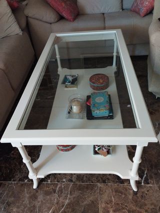 Vitrina y mesas auxiliares