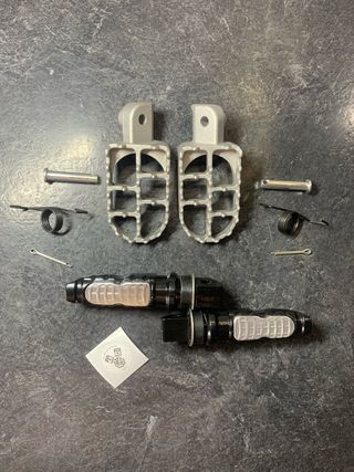 Estriberas delanteras y traseras moto NUEVAS