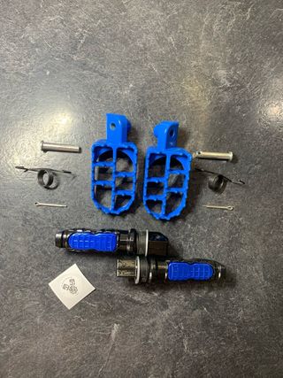 Estriberas delanteras y traseras moto NUEVAS