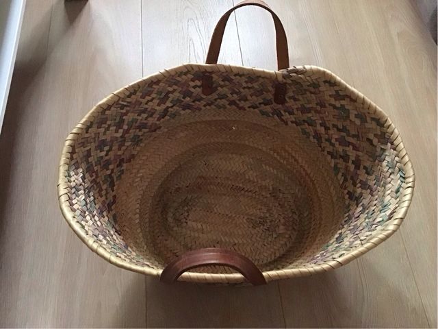 Cesta de minbre decorada y asas de piel