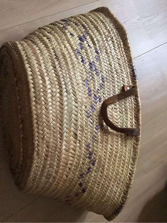 Cesta de minbre decorada y asas de piel