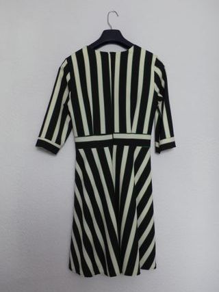 Vestido a rayas negro y blanco