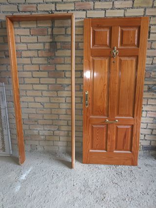 Puerta de entrada de madera con cerradur