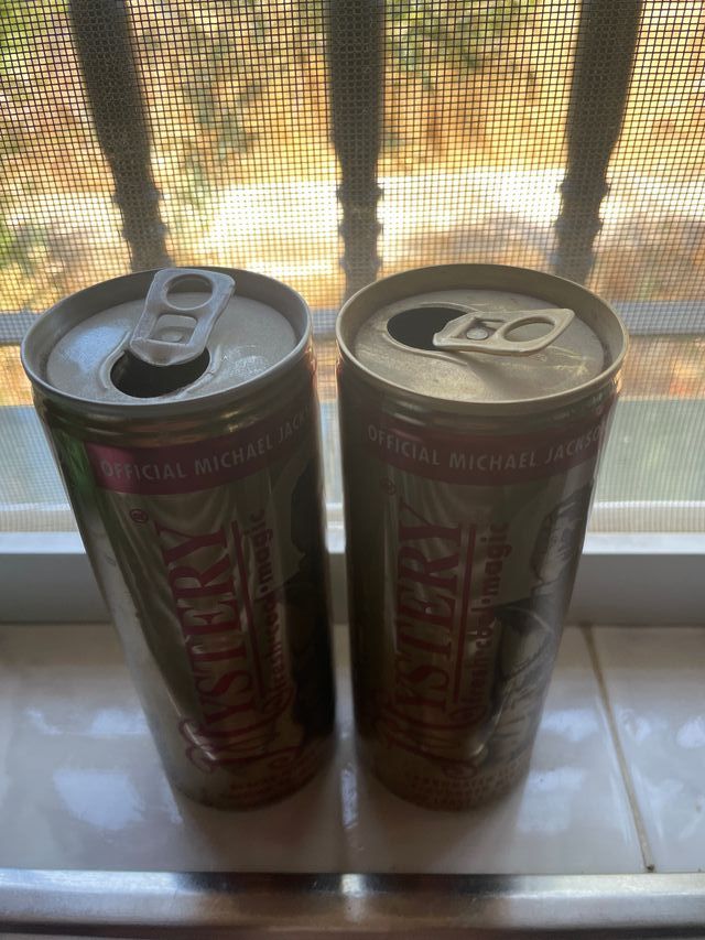 2 latas vacías de Mystery de Michael Jackson
