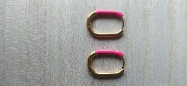 Aritos dorados con esmalte en fucsia