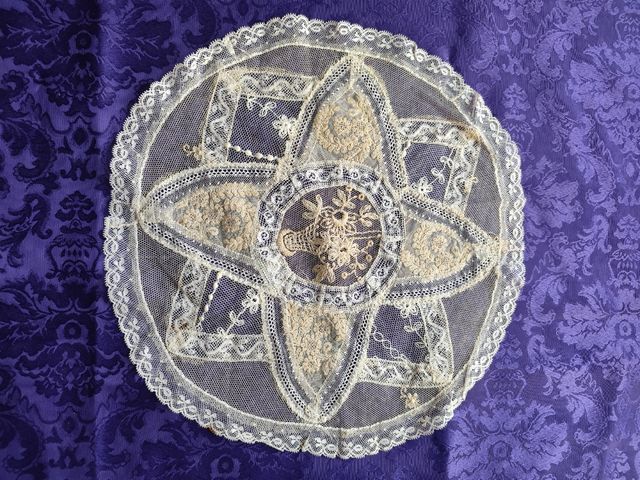 Paño antiguo de encaje bordado a mano