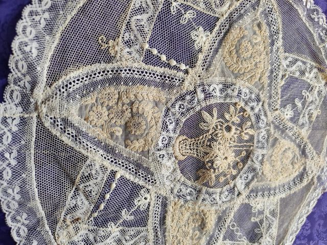 Paño antiguo de encaje bordado a mano
