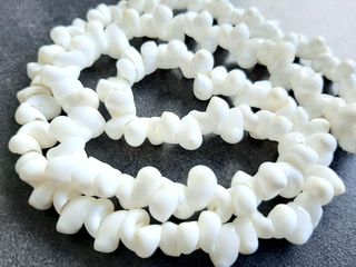 Collar de Caracolas de Porcelana 