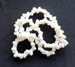 Collar de Caracolas de Porcelana 