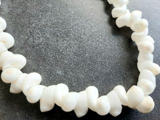 Collar de Caracolas de Porcelana 