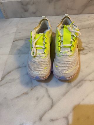 Zapatillas Nike Zoom Fly 4 blancas, talla 40 de segunda mano por 105 EUR en  Burgos en WALLAPOP