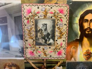 Cuadro con estampitas religiosas