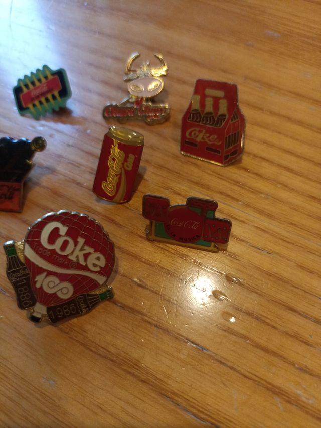 Varios pins de Coca-Cola