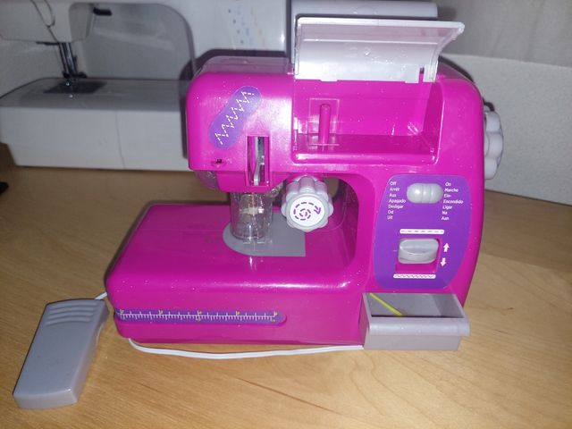 Maquina de coser de juguete