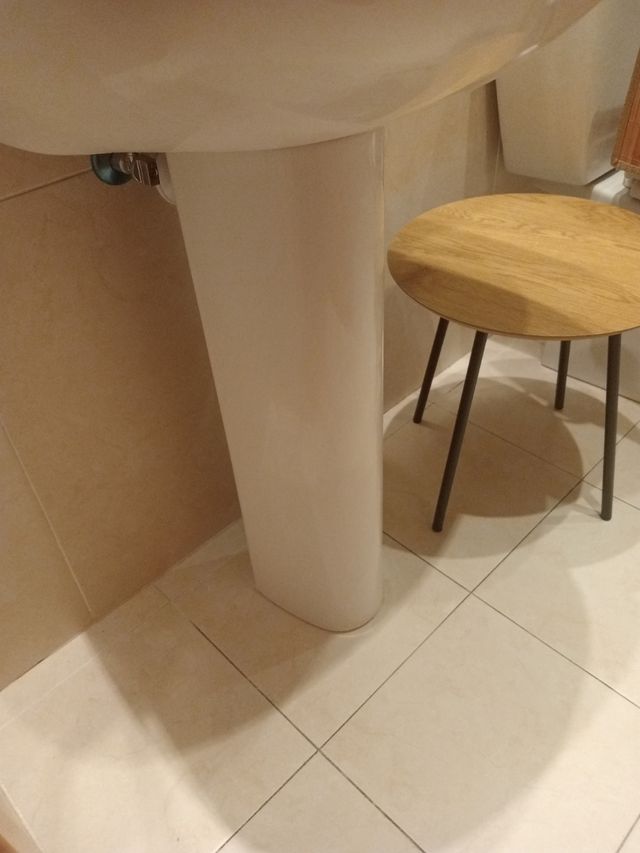 Lavabo con grifería más grifería ducha