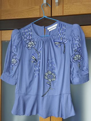 Top azul bordado con peplum