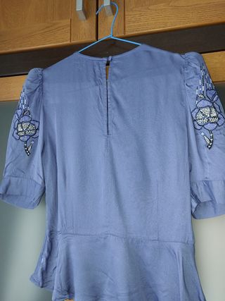 Top azul bordado con peplum