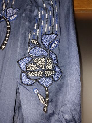 Top azul bordado con peplum