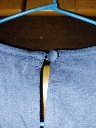 Top azul bordado con peplum