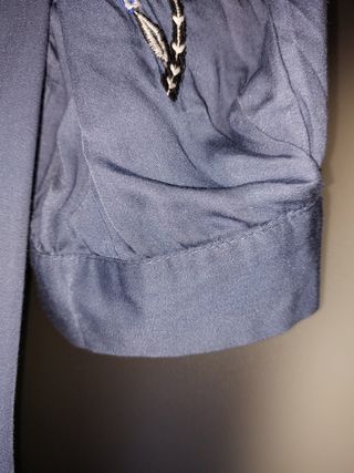 Top azul bordado con peplum