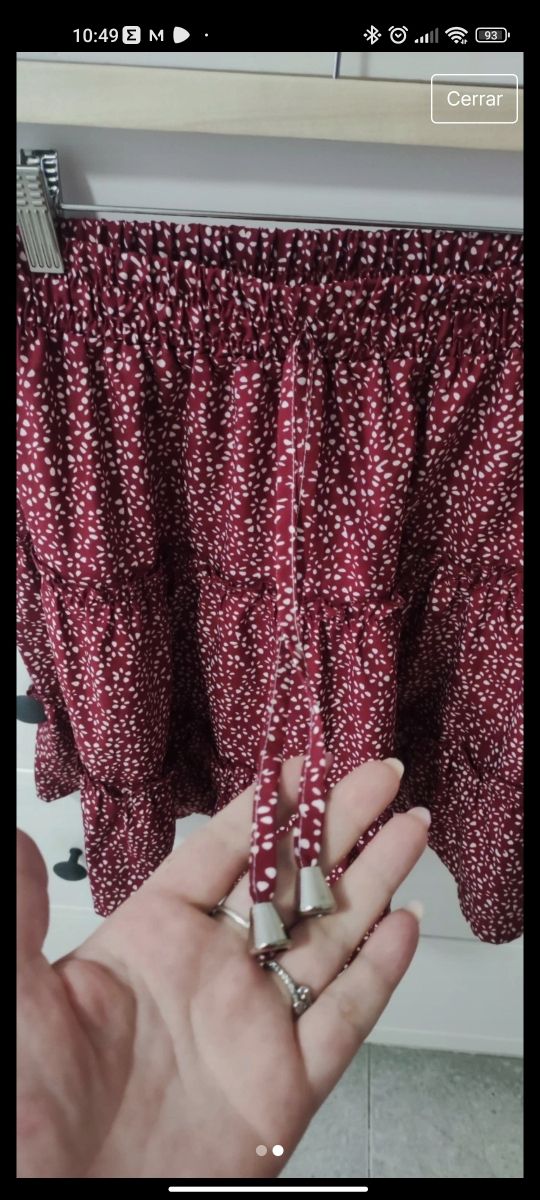 Falda corta roja con flores fresquita