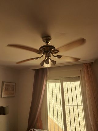 Ventilador de techo con luces.