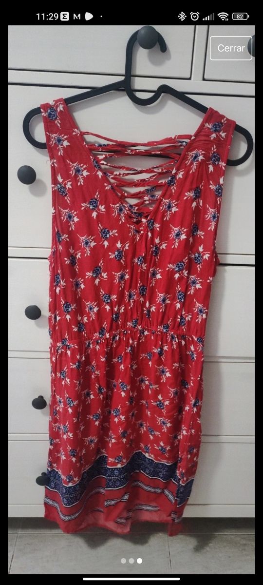 Vestido rojo con estampado de flores