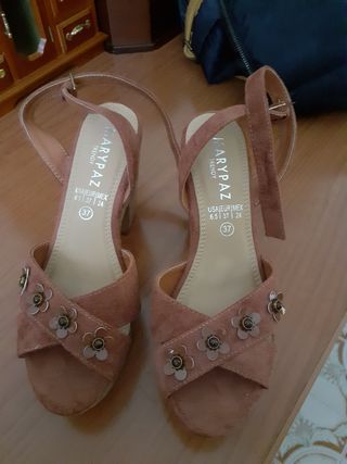 Zapatos de tacón grueso muy bonitos