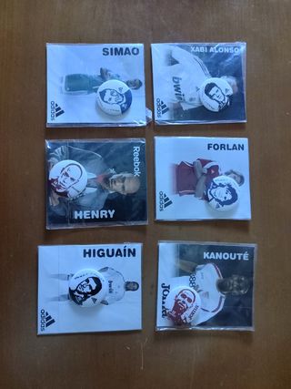 Lote de 6 chapas con alfiler Futbolistas, 