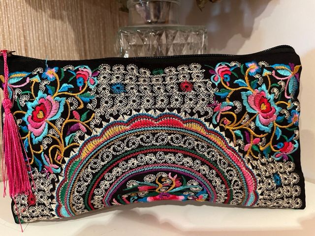 Bolso de mano bordado
