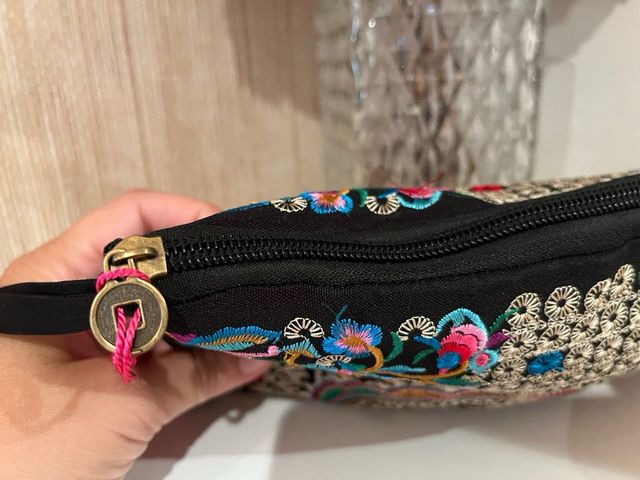 Bolso de mano bordado