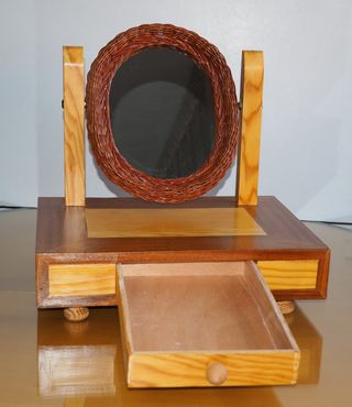 Tocador. Espejo de mesa con cajón.