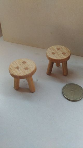 2 taburetes en miniatura 