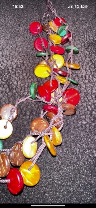 Collana con ciondoli colorati