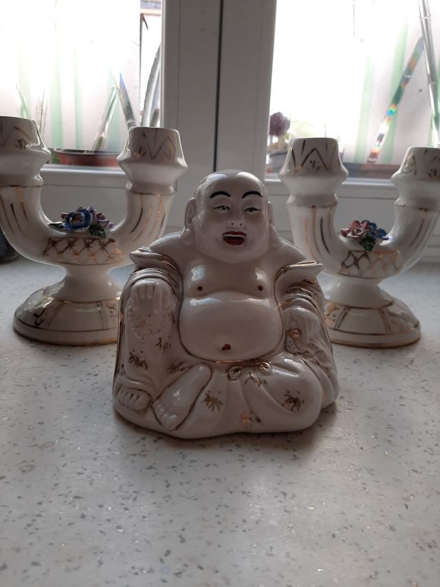 Candelabros y buda