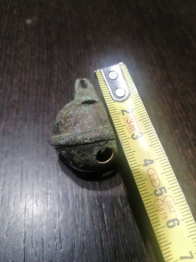 Cascabel antiguo de metal