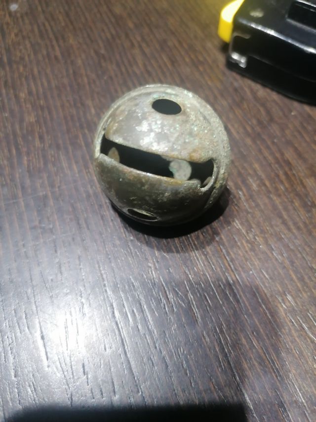 Cascabel antiguo de metal