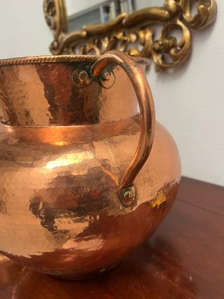 Pareja de jarras en bronce.