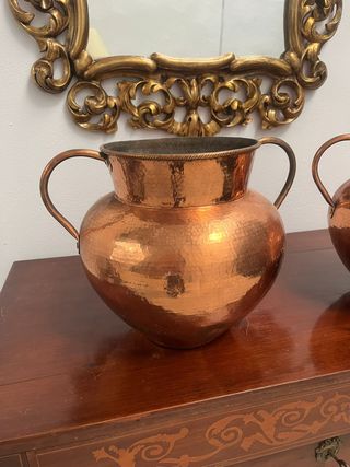 Pareja de jarras en bronce.